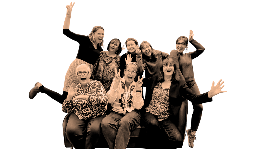 Photo des actrices de la pièce de théâtre 8 femmes, jouée par la troupe de l'association Théâtre et loisirs de Basse-Goulaine